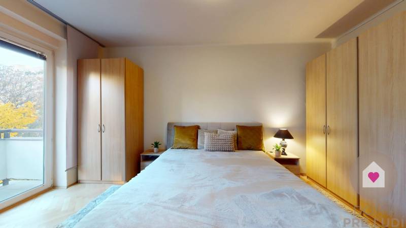 Prenájom kompletne zariadeného 2i bytu s oddelenou kuchyňou, 2 balkónmi a pivnicou na Krížnej ul. v Starom Meste