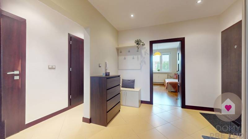 Prenájom zariadeného 3 izbového bytu_Furdekova ul._hala a chodba