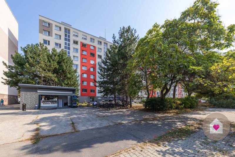 Prenájom zariadeného 3 izbového bytu_Furdekova ul._bytový dom