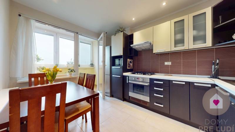 Prenájom zariadeného 3 izbového bytu_Furdekova ul._kuchyňa