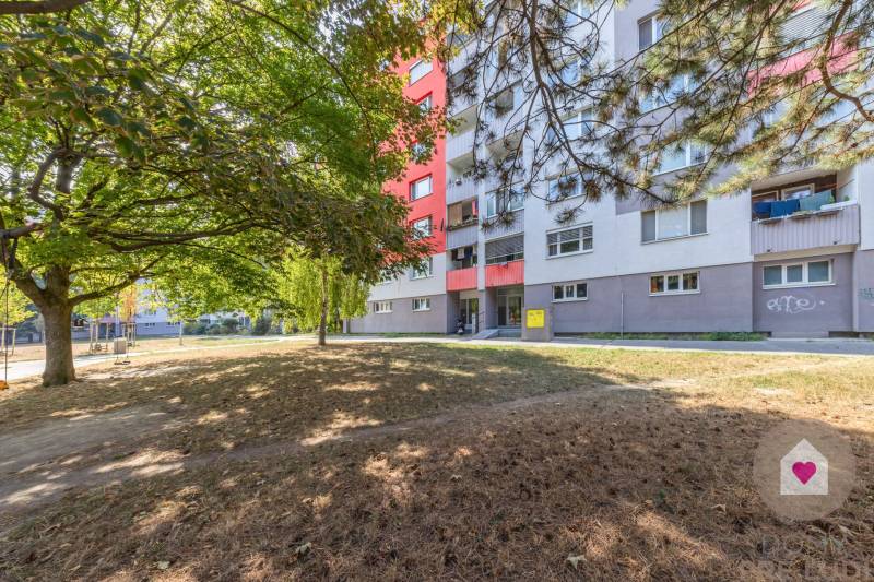 Prenájom zariadeného 3 izbového bytu_Furdekova ul._bytový dom