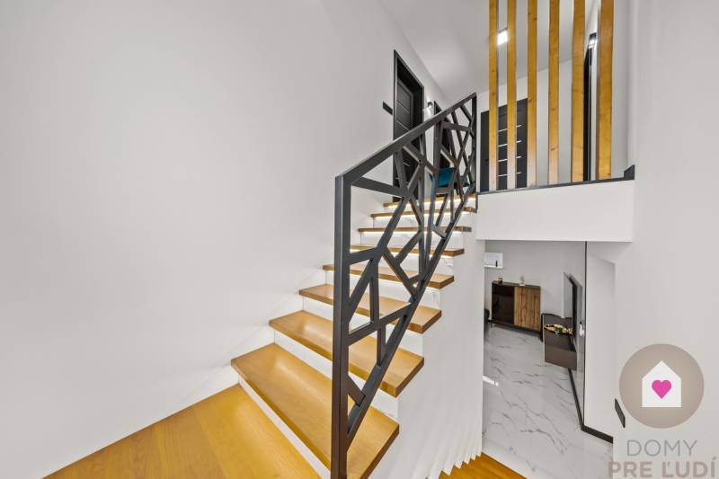 Kuchyňa_rodinný dom na predaj_detská izba_chodba_schodisko