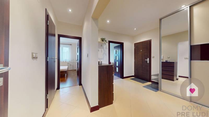 Prenájom zariadeného 3 izbového bytu_Furdekova ul._hala a chodba