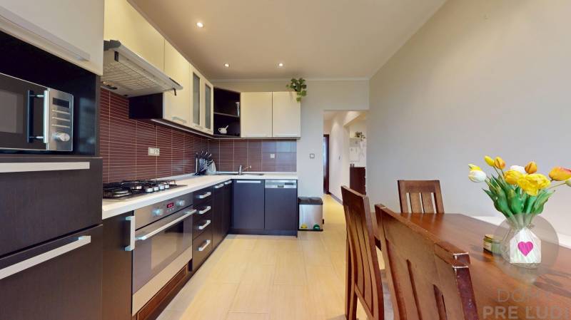 Prenájom zariadeného 3 izbového bytu_Furdekova ul._kuchyňa