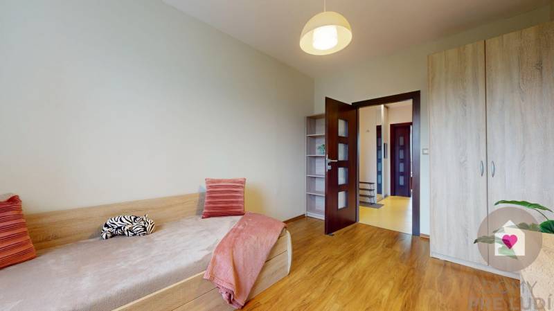 Prenájom zariadeného 3 izbového bytu_Furdekova ul._izba