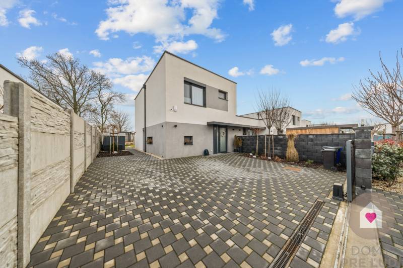 ROVINKA-Prenájom modernej, zariadenej novostavby 4 izbového rod.domu s pozemkom, parkovaním, klimatizáciou a krbom v Rovinke na Topoľovej ul.