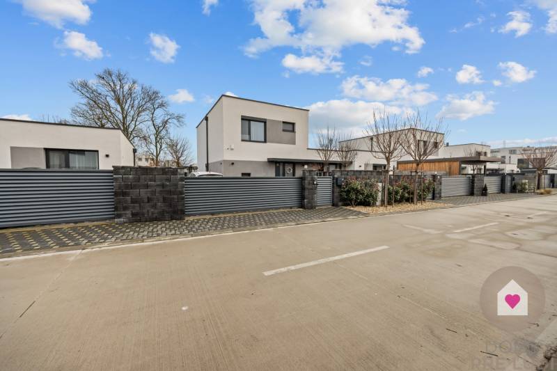 ROVINKA-Prenájom modernej, zariadenej novostavby 4 izbového rod.domu s pozemkom, parkovaním, klimatizáciou a krbom v Rovinke na Topoľovej ul.