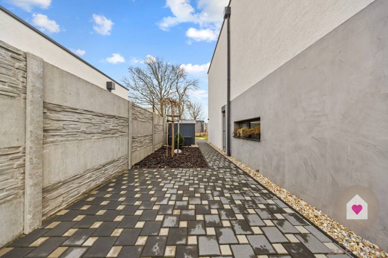 ROVINKA-Prenájom modernej, zariadenej novostavby 4 izbového rod.domu s pozemkom, parkovaním, klimatizáciou a krbom v Rovinke na Topoľovej ul.