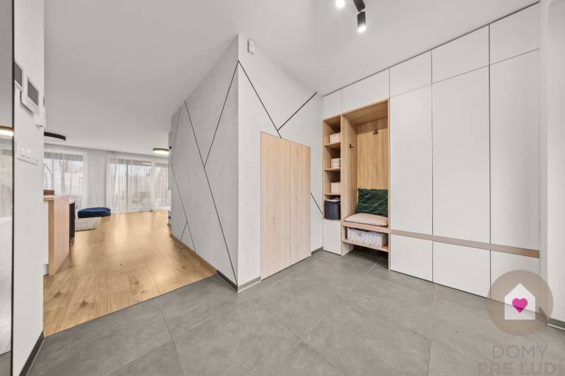 ROVINKA-Prenájom modernej, zariadenej novostavby 4 izbového rod.domu s pozemkom, parkovaním, klimatizáciou a krbom v Rovinke na Topoľovej ul.