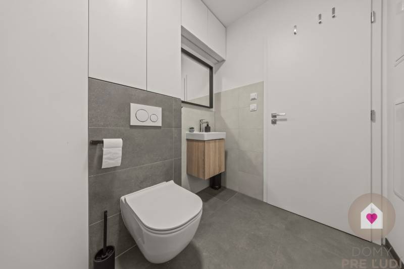 ROVINKA-Prenájom modernej, zariadenej novostavby 4 izbového rod.domu s pozemkom, parkovaním, klimatizáciou a krbom v Rovinke na Topoľovej ul.