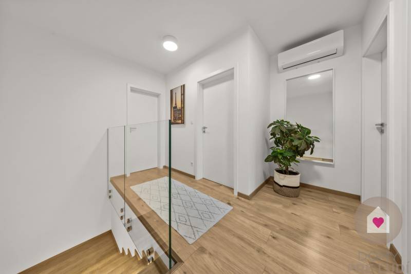 ROVINKA-Prenájom modernej, zariadenej novostavby 4 izbového rod.domu s pozemkom, parkovaním, klimatizáciou a krbom v Rovinke na Topoľovej ul.