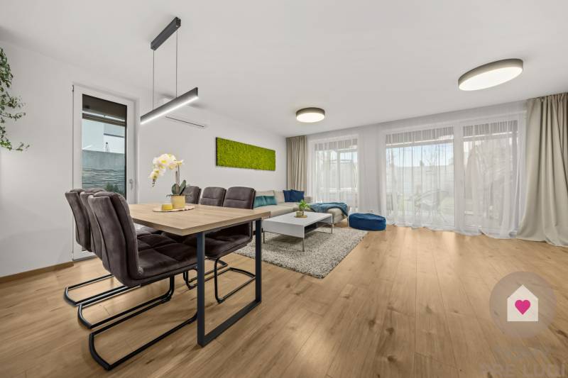 ROVINKA-Prenájom modernej, zariadenej novostavby 4 izbového rod.domu s pozemkom, parkovaním, klimatizáciou a krbom v Rovinke na Topoľovej ul.