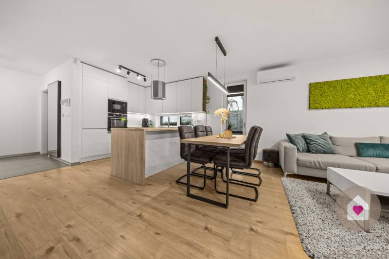 ROVINKA-Prenájom modernej, zariadenej novostavby 4 izbového rod.domu s pozemkom, parkovaním, klimatizáciou a krbom v Rovinke na Topoľovej ul.