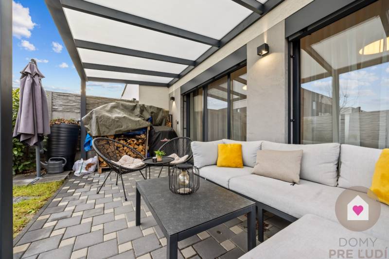 ROVINKA-Prenájom modernej, zariadenej novostavby 4 izbového rod.domu s pozemkom, parkovaním, klimatizáciou a krbom v Rovinke na Topoľovej ul.