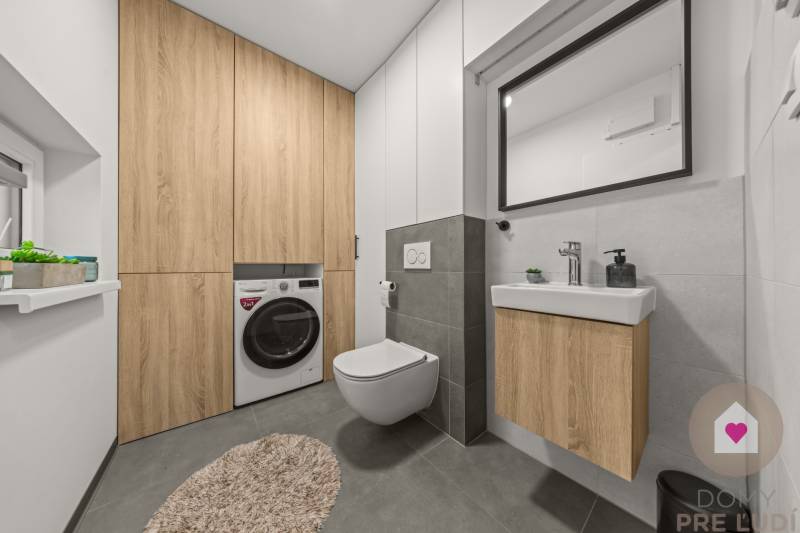 ROVINKA-Prenájom modernej, zariadenej novostavby 4 izbového rod.domu s pozemkom, parkovaním, klimatizáciou a krbom v Rovinke na Topoľovej ul.