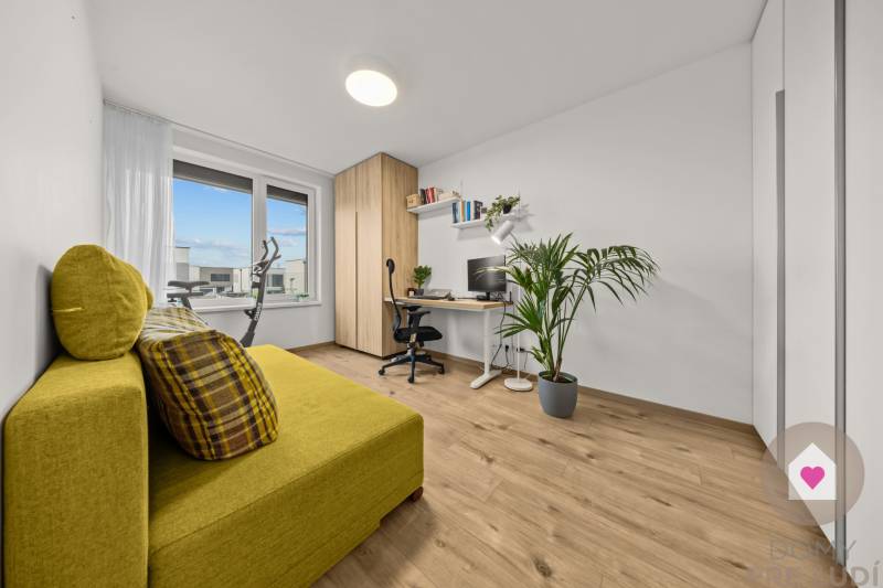 ROVINKA-Prenájom modernej, zariadenej novostavby 4 izbového rod.domu s pozemkom, parkovaním, klimatizáciou a krbom v Rovinke na Topoľovej ul.