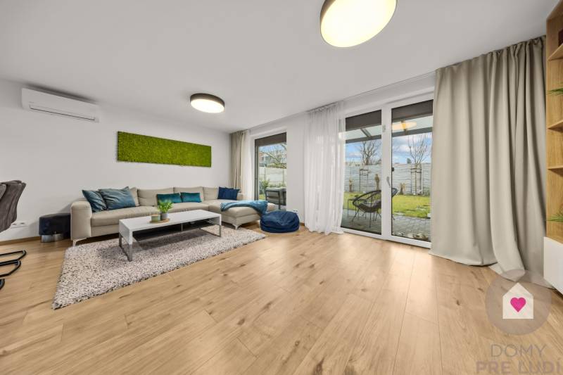 ROVINKA-Prenájom modernej, zariadenej novostavby 4 izbového rod.domu s pozemkom, parkovaním, klimatizáciou a krbom v Rovinke na Topoľovej ul.