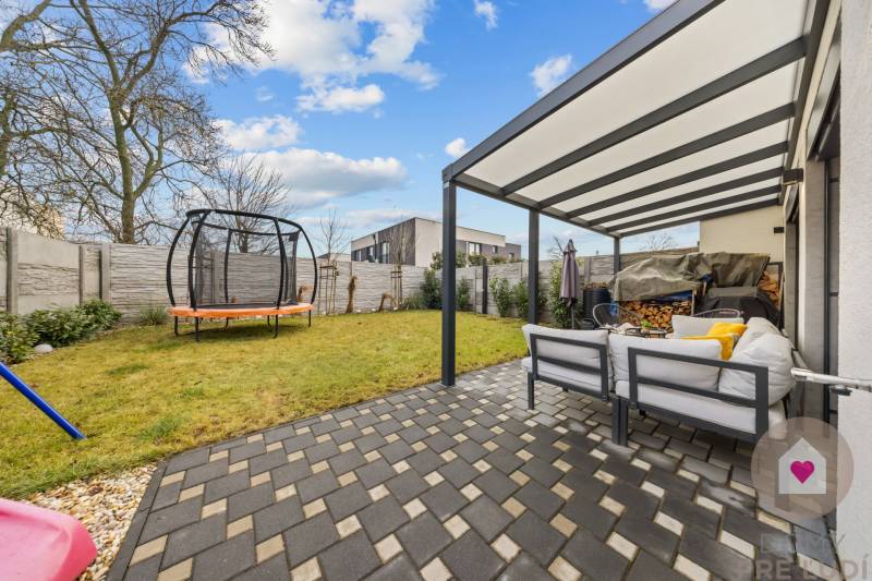 ROVINKA-Prenájom modernej, zariadenej novostavby 4 izbového rod.domu s pozemkom, parkovaním, klimatizáciou a krbom v Rovinke na Topoľovej ul.