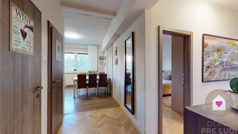 Prenájom kompletne zariadeného 2i bytu s oddelenou kuchyňou, 2 balkónmi a pivnicou na Krížnej ul. v Starom Meste