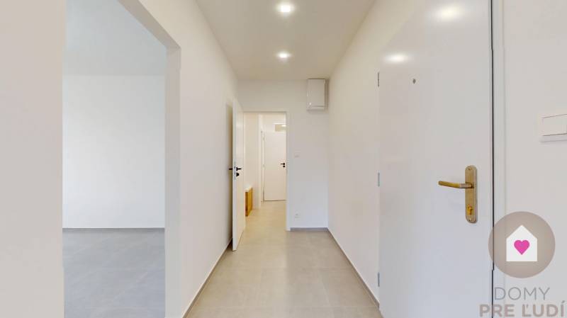 Karlova ves_ 3 izbovy byt po rekonštrukcii na predaj_chodba