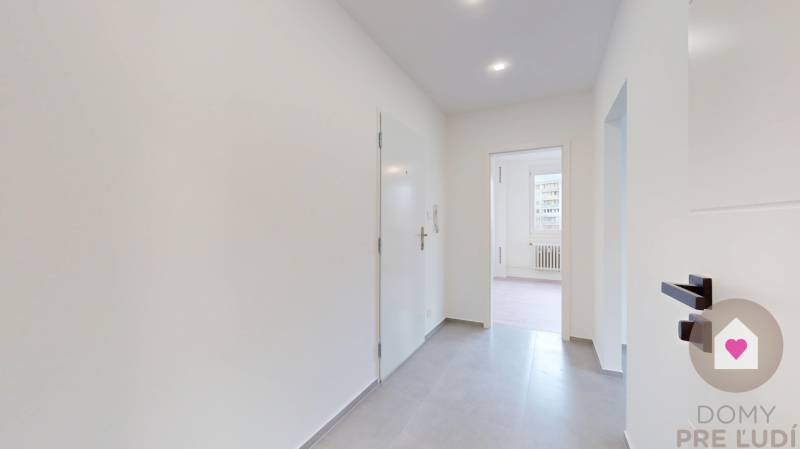 Karlova ves_ 3 izbovy byt po rekonštrukcii na predaj_chodba