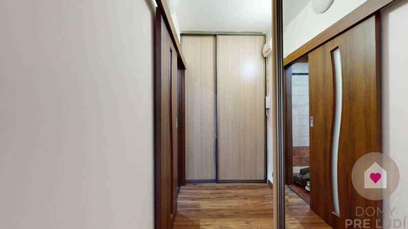 Prenájom kompletne zariadeného 1 bytu s oddelenou kuchyňou a pivnicov na Saratovskej ul. v Dúbravke