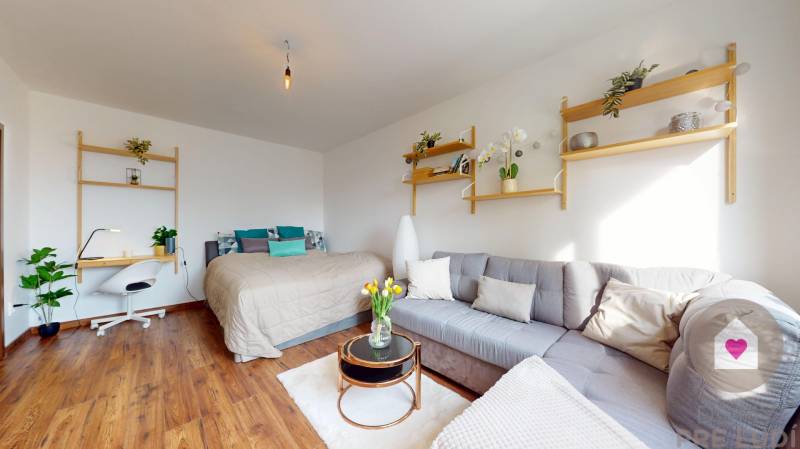 Prenájom kompletne zariadeného 1 bytu s oddelenou kuchyňou a pivnicov na Saratovskej ul. v Dúbravke