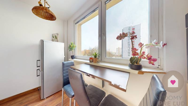 Prenájom kompletne zariadeného 1 bytu s oddelenou kuchyňou a pivnicov na Saratovskej ul. v Dúbravke