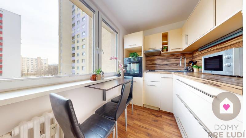 Prenájom kompletne zariadeného 1 bytu s oddelenou kuchyňou a pivnicov na Saratovskej ul. v Dúbravke