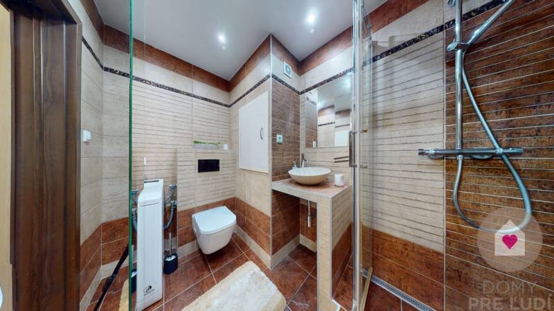 Prenájom kompletne zariadeného 1 bytu s oddelenou kuchyňou a pivnicov na Saratovskej ul. v Dúbravke