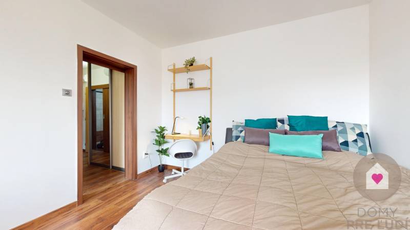 Prenájom kompletne zariadeného 1 bytu s oddelenou kuchyňou a pivnicov na Saratovskej ul. v Dúbravke