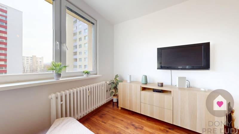 Prenájom kompletne zariadeného 1 bytu s oddelenou kuchyňou a pivnicov na Saratovskej ul. v Dúbravke