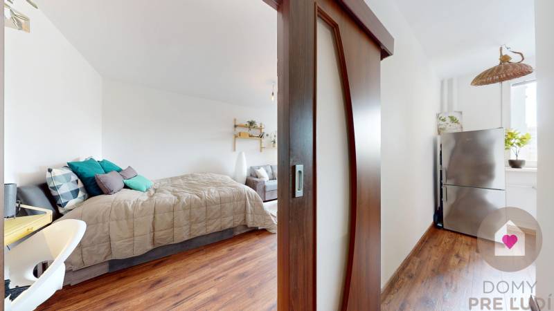 Prenájom kompletne zariadeného 1 bytu s oddelenou kuchyňou a pivnicov na Saratovskej ul. v Dúbravke