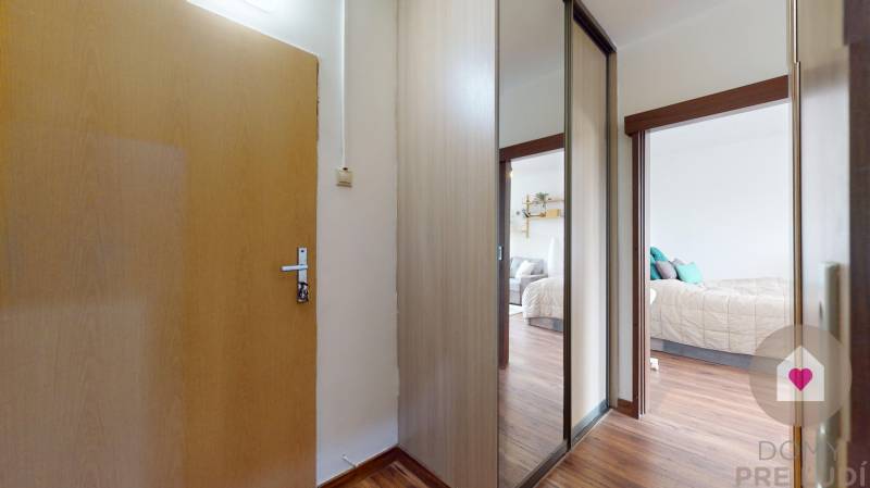 Prenájom kompletne zariadeného 1 bytu s oddelenou kuchyňou a pivnicov na Saratovskej ul. v Dúbravke