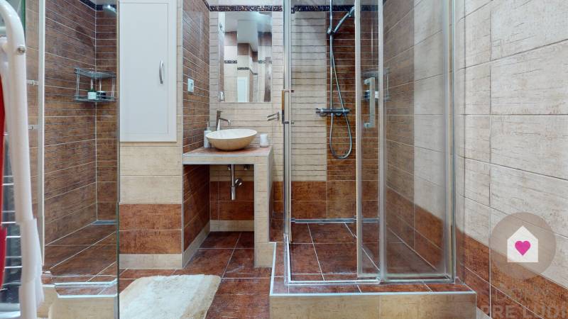 Prenájom kompletne zariadeného 1 bytu s oddelenou kuchyňou a pivnicov na Saratovskej ul. v Dúbravke