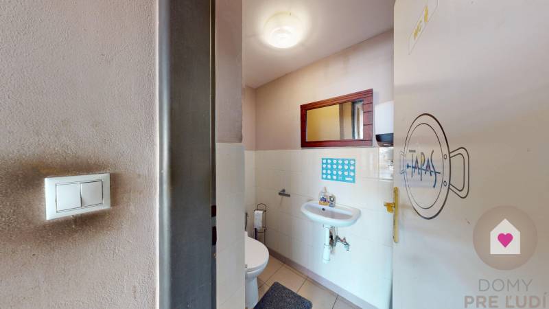 Predaj investičného obchodného priestoru v centre Záhorskej bystrice - Námestie rodiny