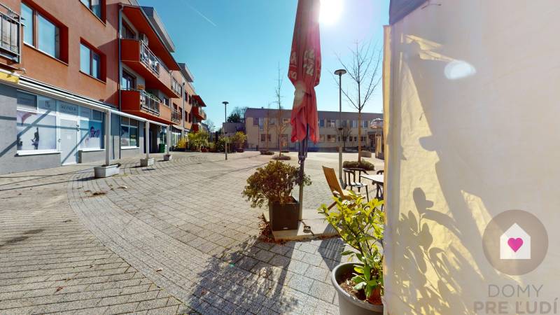 Predaj investičného obchodného priestoru v centre Záhorskej bystrice - Námestie rodiny