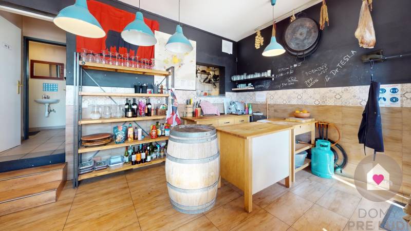 Predaj investičného obchodného priestoru v centre Záhorskej bystrice - Námestie rodiny