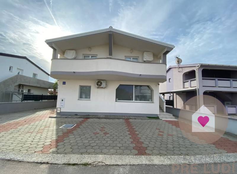 Predaj 2 zariadených apartmánov za cenu 1 - spolu 95m2 + pozemok s terasou a grilom + 2 parkovacie státia na ostrove Vir v Chorvátsku