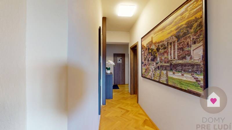 Prenájom kompletne zariadeného 2i bytu s oddelenou kuchyňou, 2 balkónmi a pivnicou na Krížnej ul. v Starom Meste