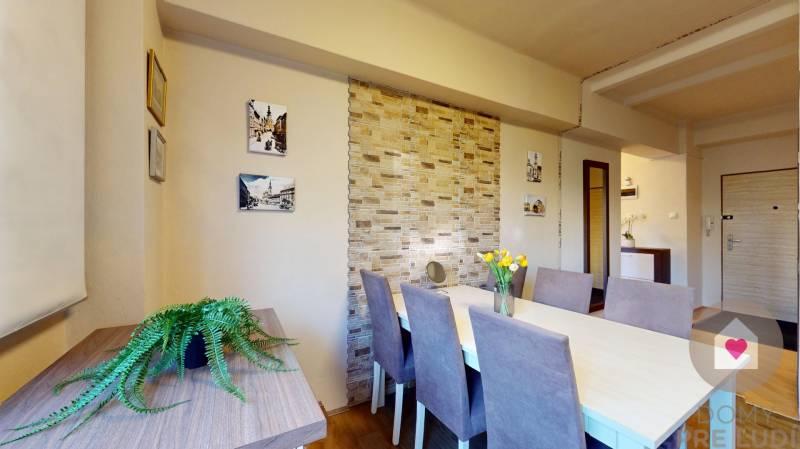 Prenájom kompletne zariadeného 2i bytu s oddelenou kuchyňou, 2 balkónmi a pivnicou na Krížnej ul. v Starom Meste