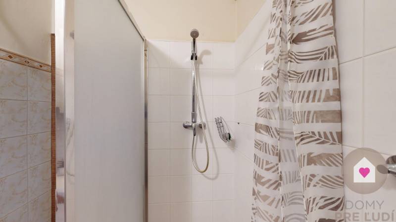 Prenájom kompletne zariadeného 2i bytu s oddelenou kuchyňou, 2 balkónmi a pivnicou na Krížnej ul. v Starom Meste