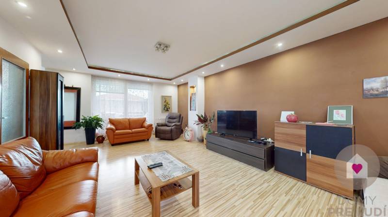 PERNEK - Rodinny dom na peknom pozemku s garážou a budovou na podnikanie