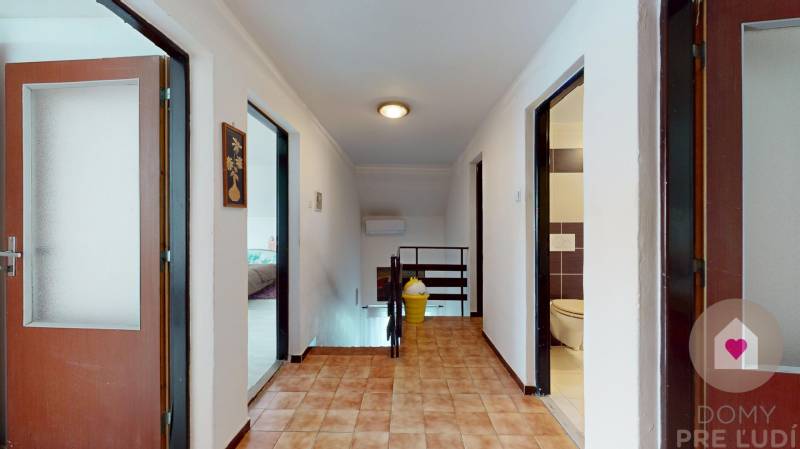 PERNEK - Rodinny dom na peknom pozemku s garážou a budovou na podnikanie