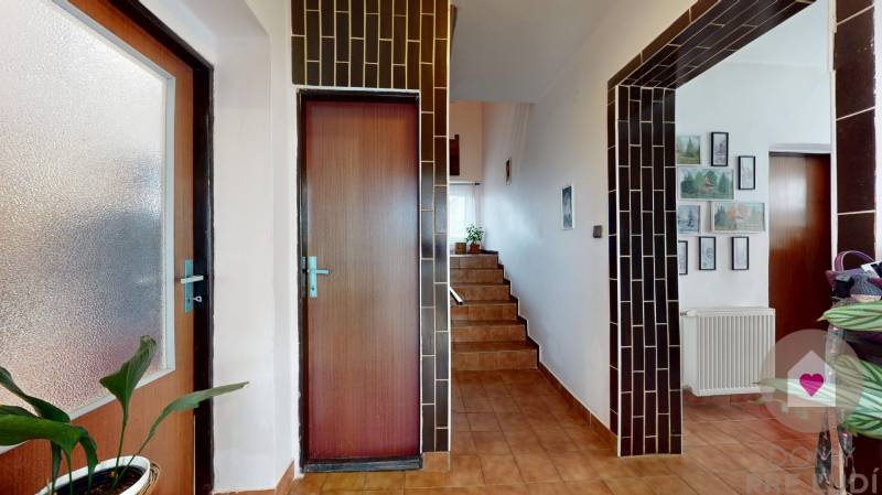 PERNEK - Rodinny dom na peknom pozemku s garážou a budovou na podnikanie