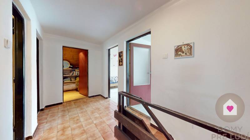 PERNEK - Rodinny dom na peknom pozemku s garážou a budovou na podnikanie