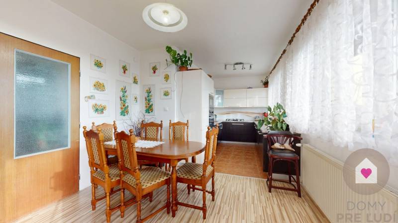 PERNEK - Rodinny dom na peknom pozemku s garážou a budovou na podnikanie