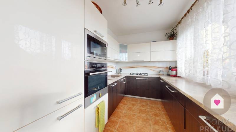 PERNEK - Rodinny dom na peknom pozemku s garážou a budovou na podnikanie