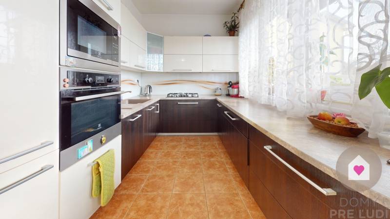 PERNEK - Rodinny dom na peknom pozemku s garážou a budovou na podnikanie