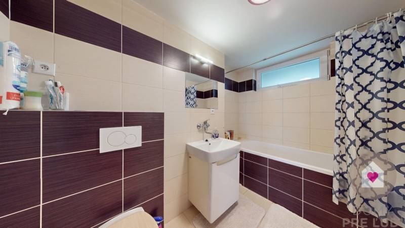 PERNEK - Rodinny dom na peknom pozemku s garážou a budovou na podnikanie